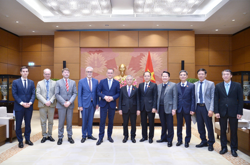Chủ tịch Nhóm Nghị sĩ hữu nghị Việt Nam– Đức Đôn Tuấn Phong và Đoàn nghị sĩ Cộng hòa liên bang Đức chụp hình lưu niệm